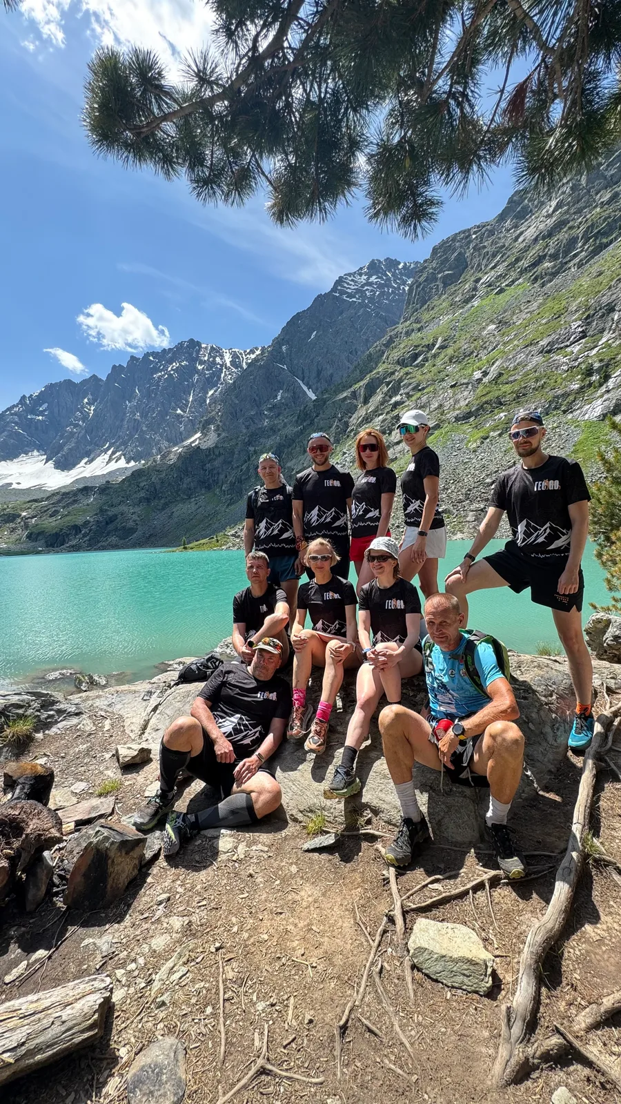 Участники Altai Camp 2025 у горного озера