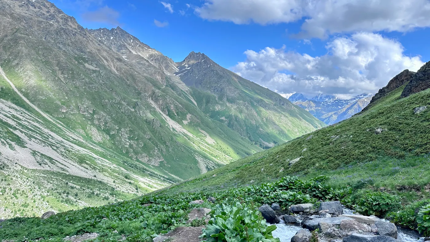 Зелёная долина между горными склонами